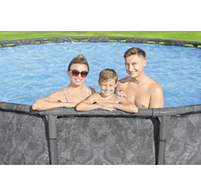 Familie genießt einen Frame Pool im Garten.