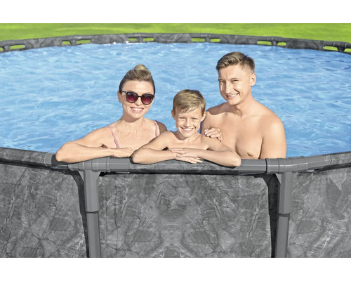 Familie genießt einen Frame Pool im Garten.