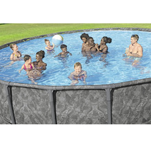 Szene mit einer Gruppe von Menschen, die sich in einem runden Aufstellpool im Garten vergnügen.