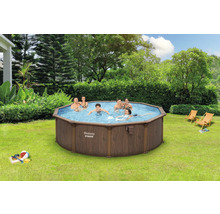 Szene mit einem achteckigen Bestway Hydrium Pool im Garten, in dem mehrere Personen schwimmen.