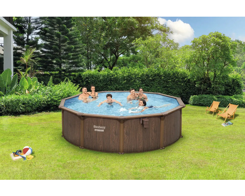 Szene mit einem achteckigen Bestway Hydrium Pool im Garten, in dem mehrere Personen schwimmen.