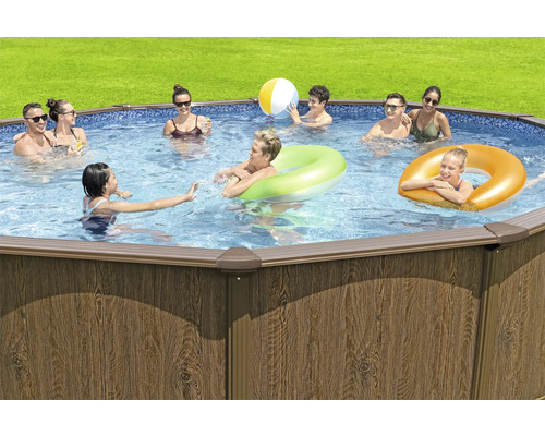 Familie und Freunde genießen einen Tag im Gartenpool mit Holzverkleidung.