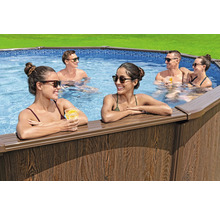 Szene eines oberirdischen Pools mit entspannten Menschen