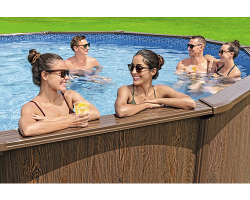 Szene eines oberirdischen Pools mit entspannten Menschen