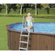 Freistehendes Schwimmbecken mit Stahlrahmen und Leiter im Garten