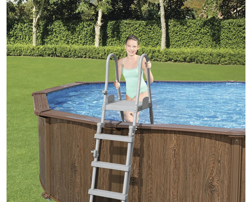 Freistehendes Schwimmbecken mit Stahlrahmen und Leiter im Garten