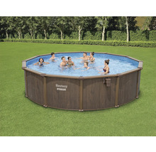 Acht Personen nutzen einen achteckigen Bestway Hydrium Pool im Garten.