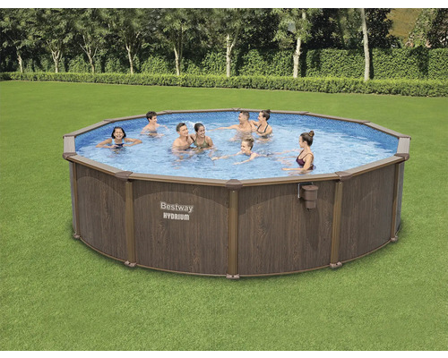Acht Personen nutzen einen achteckigen Bestway Hydrium Pool im Garten.