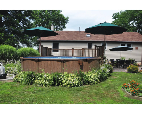 Garten mit oberirdischem Pool, Sonnenschirmen und Terrasse
