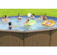 Aufstellpool mit Holzverkleidung und feiernden Menschen im Wasser