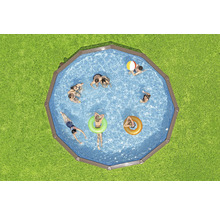 Aufnahme von oben: Achtkantiges Schwimmbecken mit Menschen auf einer Rasenfläche.