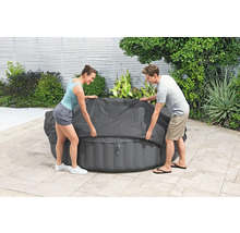 Aufblasbarer Whirlpool mit Abdeckung und zwei Personen im Garten.