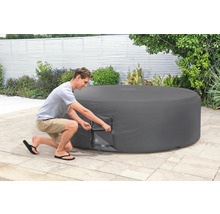 Abdeckung für Whirlpool mit Mann im Garten