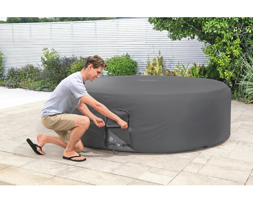 Abdeckung für Whirlpool mit Mann im Garten