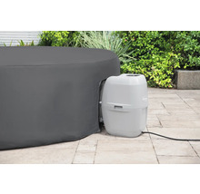 Aufblasbarer Whirlpool mit Steuereinheit auf der Terrasse