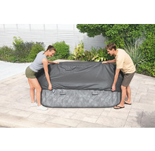 Aufblasbarer Whirlpool mit Abdeckung, im Garten von zwei Personen abgedeckt.