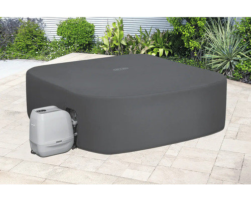 Abgedeckter Whirlpool mit Pumpe im Garten.