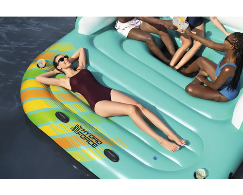 Aufblasbare Badeinsel mit mehreren Personen auf dem Wasser.