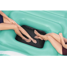 Detailansicht von zwei Personen, die in einem aufblasbaren Whirlpool entspannen.