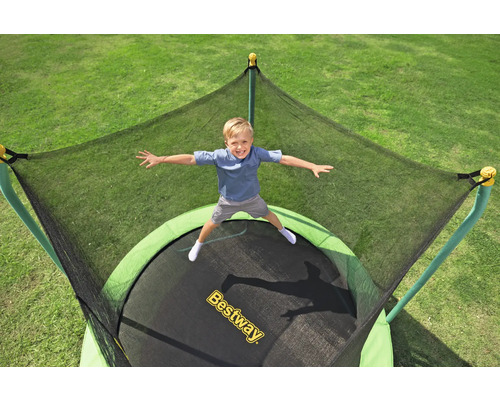 Junge springt auf einem runden Gartentrampolin mit Sicherheitsnetz von Bestway