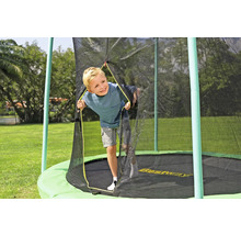 Junge betritt Trampolin mit Sicherheitsnetz
