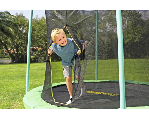 Junge betritt Trampolin mit Sicherheitsnetz