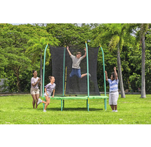 Trampolin mit Sicherheitsnetz im Garten mit spielenden Kindern