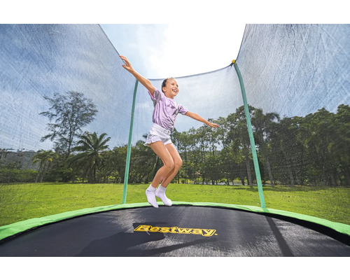 Mädchen springt auf einem Bestway Trampolin mit Sicherheitsnetz im Garten