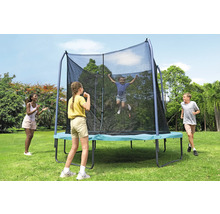 Rechteckiges Gartentrampolin mit Sicherheitsnetz und spielenden Kindern im Garten