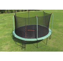 Bestway Trampolin mit Sicherheitsnetz und Leiter im Garten