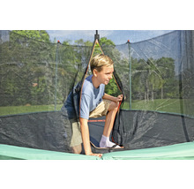 Junge klettert durch die Öffnung eines Gartentrampolins mit Sicherheitsnetz