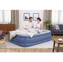 Aufblasbares Doppelbett mit zwei Personen im Schlafzimmer.