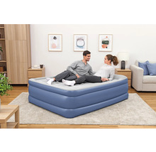 Aufblasbares Gästebett mit zwei Personen im Wohnzimmer.