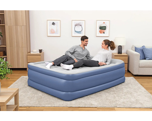 Aufblasbares Gästebett mit zwei Personen im Wohnzimmer.