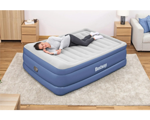 Bestway Luftmatratze mit liegender Person im Schlafzimmer