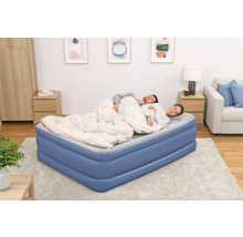 Aufblasbares Gästebett mit schlafendem Paar im Schlafzimmer.