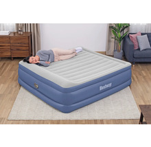 Bestway Luftbett mit schlafender Frau im Wohnzimmer