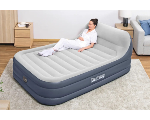 Aufblasbares Bestway Gästebett mit Rückenlehne im Wohnzimmer