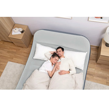 Paar schläft auf einem Luftbett im Schlafzimmer.