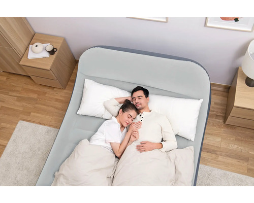 Paar schläft auf einem Luftbett im Schlafzimmer.