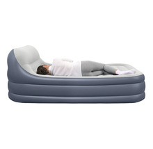 Aufblasbares Gästebett mit integriertem Kopfkissen und schlafender Person