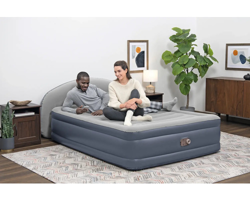 Aufblasbares Gästebett mit integriertem Kopf- und Fussteil im Wohnzimmer mit zwei Personen