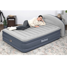 Aufblasbares Gästebett mit integriertem Kopfteil der Marke Bestway mit liegender Person.