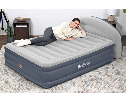 Aufblasbares Gästebett mit integriertem Kopfteil der Marke Bestway mit liegender Person.