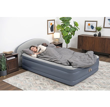 Aufblasbares Doppelbett mit zwei Personen im Schlafzimmer
