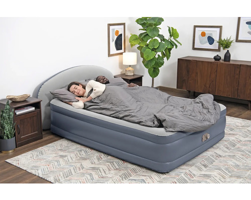 Aufblasbares Doppelbett mit zwei Personen im Schlafzimmer