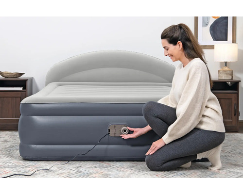 Aufblasbares Gästebett mit integrierter Pumpe im Schlafzimmer.