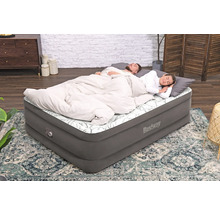Bestway Luftbett mit schlafendem Paar auf einem Teppich