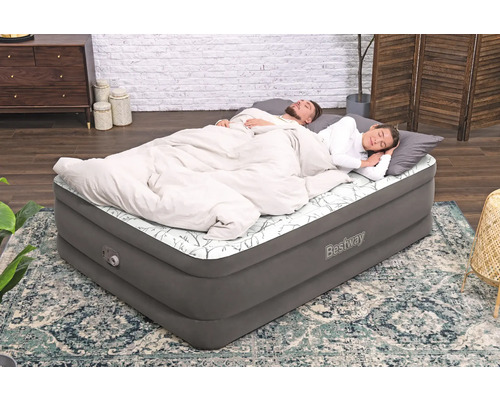 Bestway Luftbett mit schlafendem Paar auf einem Teppich