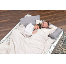 Luftbett mit zwei schlafenden Personen, Decken und Kissen